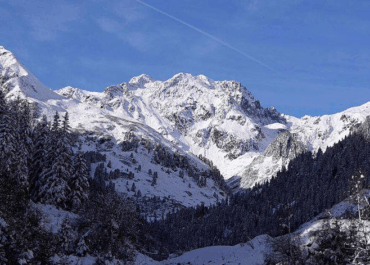 Восьмерых лыжников спасли после схода лавины в Альпах