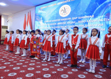 Новая волна интереса к традициям: в Худжанде прошёл красочный показ национальной одежды