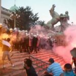 В Белграде задержаны десятки человек после ночных беспорядков у парламента Сербии