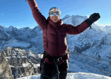 «Танец над облаками»: казахстанка исполнила «Камажай» на вершине Гималаев