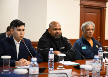 Министр спорта Казахстана встретился с легендарным боксером Роем Джонсом