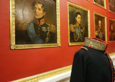 Ключевые экспонаты: мундир Милорадовича с отверстиями от пули и штыка, личные вещи декабристов и императорская форма