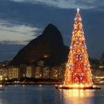 В Бразилии зажгли 80-метровую плавучую рождественскую ёлку