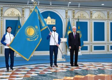 Токаев вручил флаг знаменосцам олимпийской и паралимпийской сборных