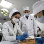 Врачам Кыргызстана выделят 5 тысяч льготных квартир и удвоят зарплаты