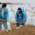 На пляжах Анапы после шторма убрали крупные фракции старого мазута